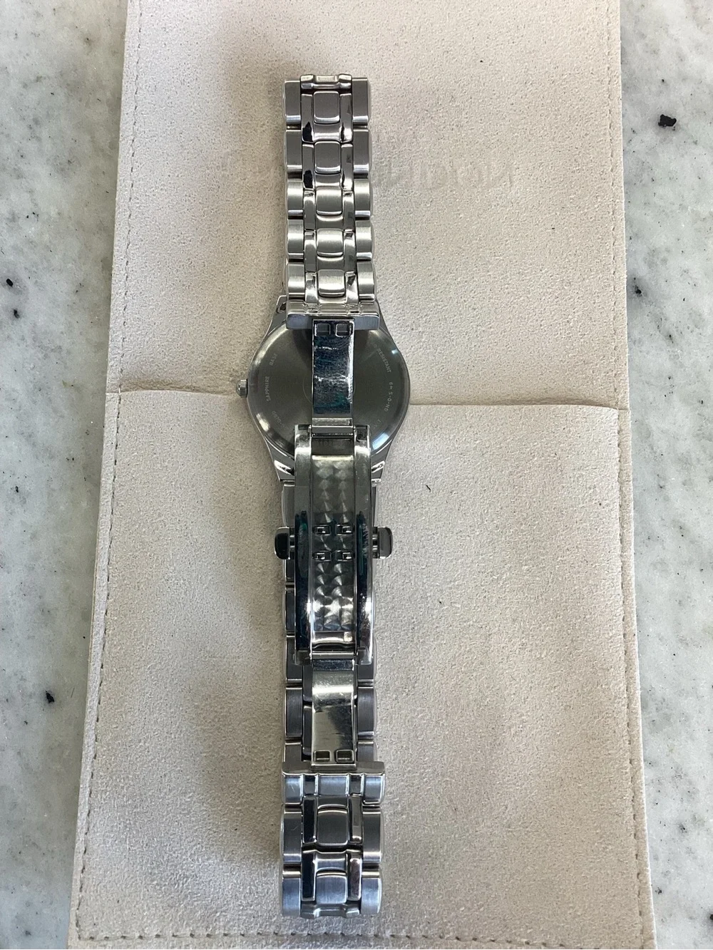 Citizen hands diamonds